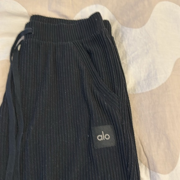 Alo yoga pants- ‘muse sweatpants’ - Picture 4 of 6